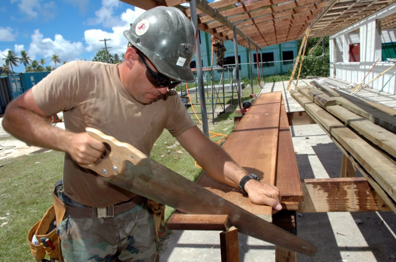 ebeniste-VARAGES-min_worker_construction_building_carpenter_male_job_build_helmet-893290